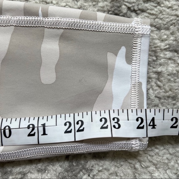 đť…şAthleta Contender Tight 7/8 Athletic Legging White Camo Print Size XS - Picture 9 of 13
